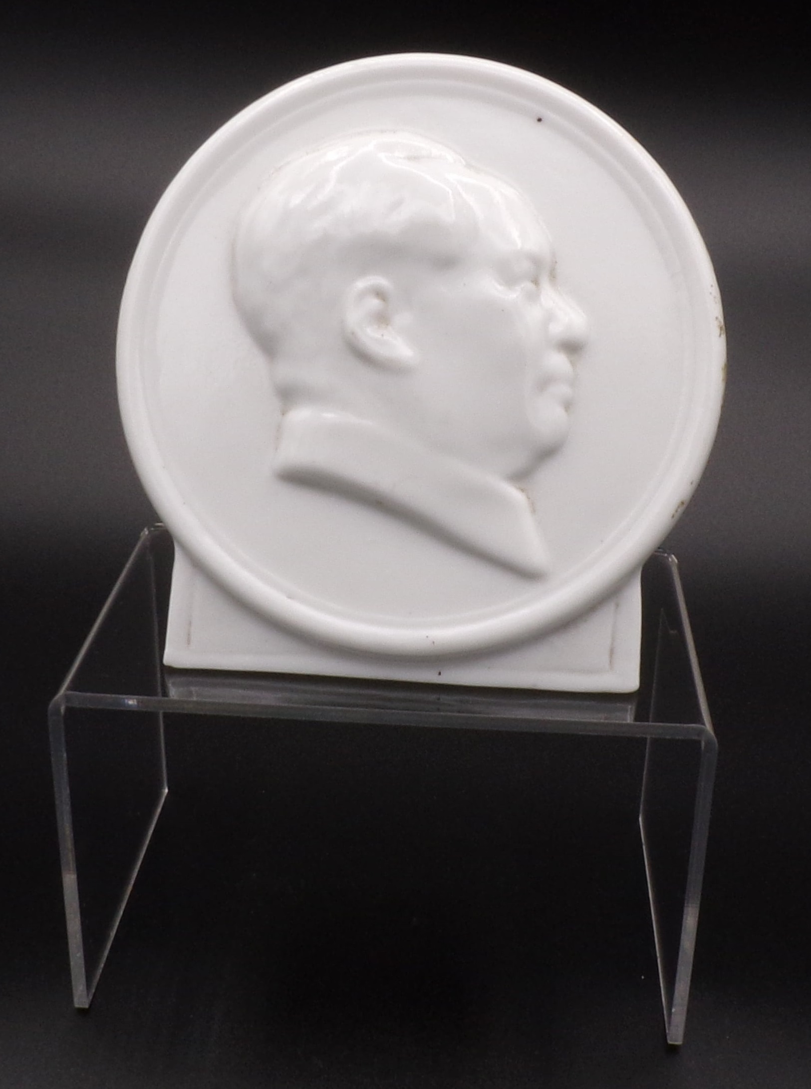 Small Ceramic Bust of Mao 毛泽东瓷器像章