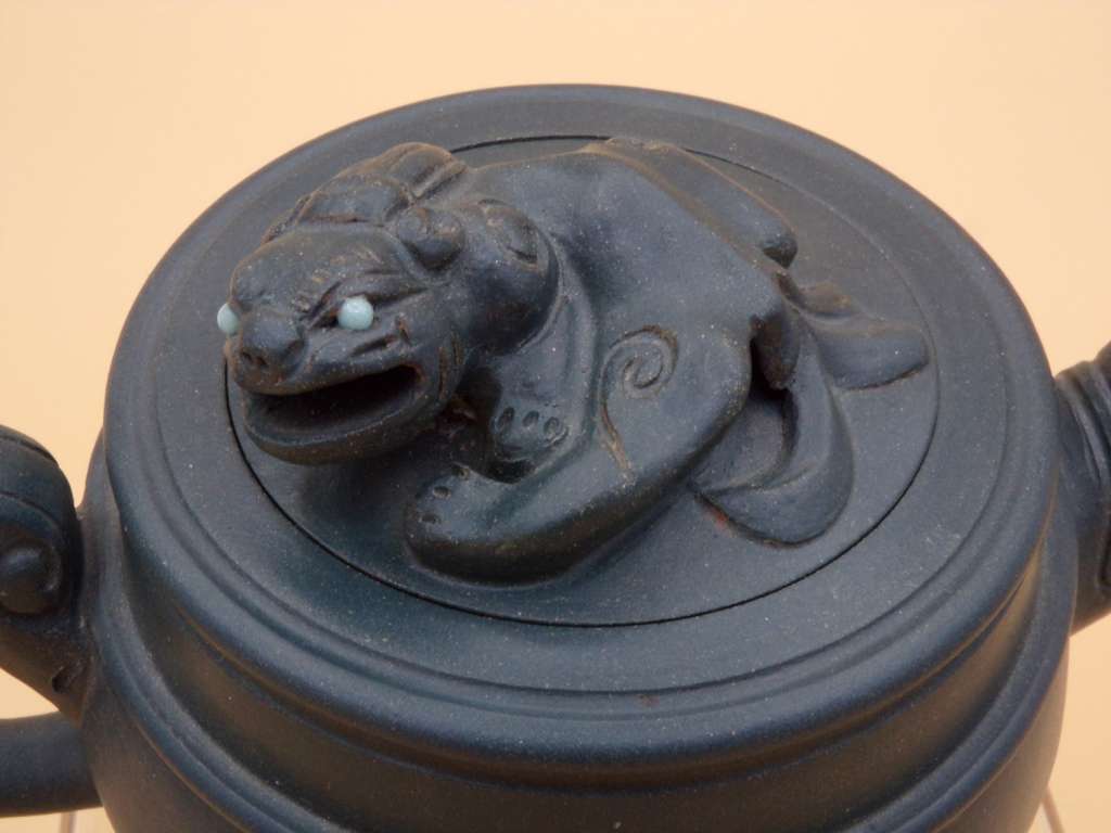 Teapot lion top closeup