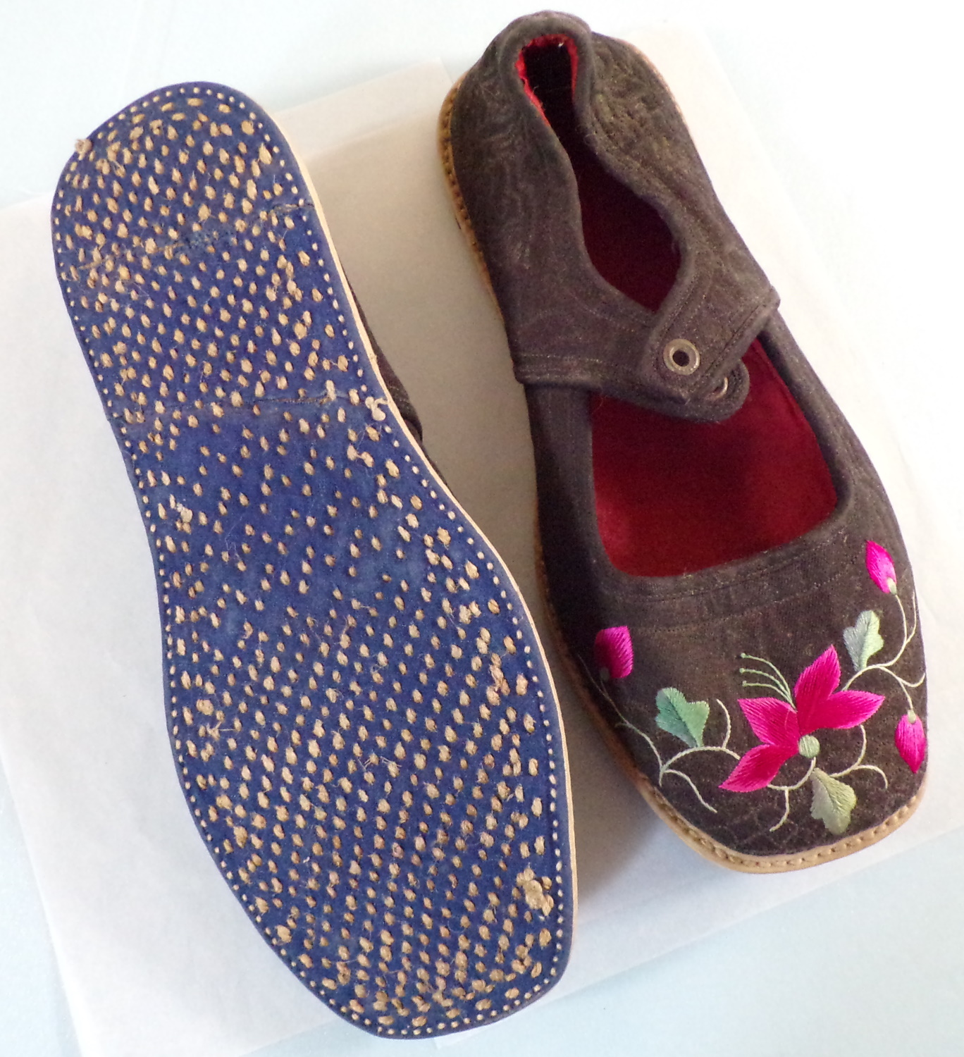 Woman’s Handcrafted Cloth Embroidered Shoes  女用手工刺绣布鞋